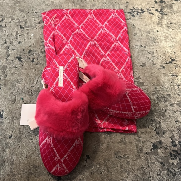 VICTORIA SECRET Slippers - Picture 2 of 2